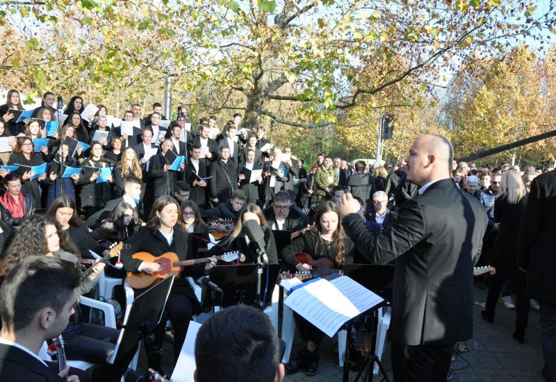 Mostarski biskup, zbor i orkestar na Danu sjećanja u Vukovaru - Mostarski biskup, zbor i orkestar na Danu sjećanja u Vukovaru