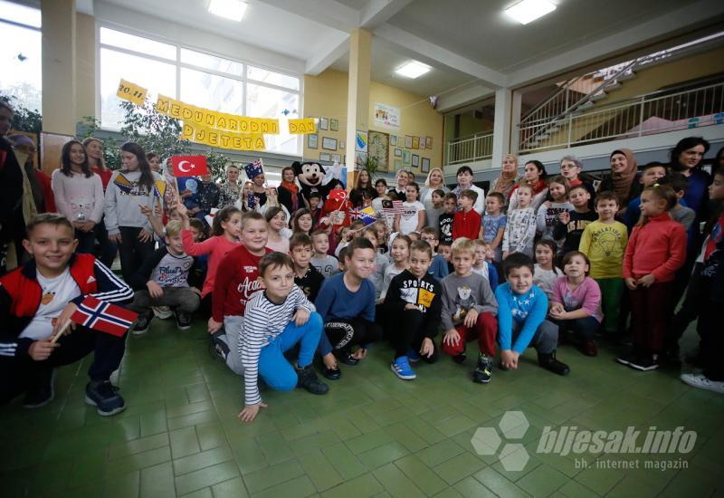 Mostar: Učenici iz devet država obilježili Međunarodni dan djeteta - Mostar: Učenici iz devet država obilježili Međunarodni dan djeteta