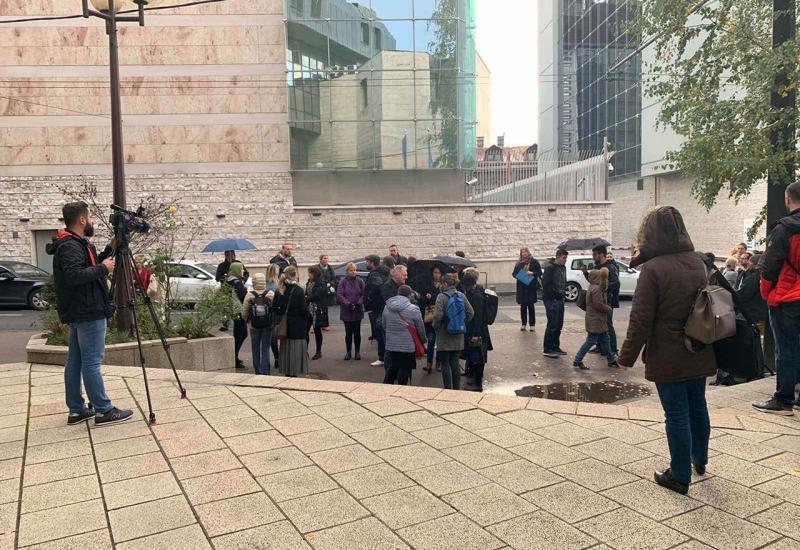 Mirno okupljanje ispred Federalnog parlamenta zbog situacije u Pazariću - Građani se okupili ispred Parlamenta zbog štićenika Zavoda Pazarić