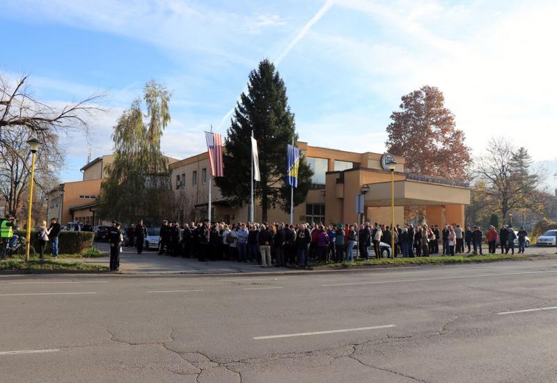Mirni prosvjed pred zgradom Skupštine TK - Stanovništvo u panici zbog migrantskog centra na Ljubačama