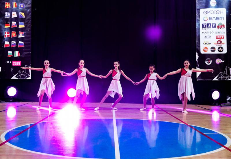 Plesačice Zrinjskog u Skoplju - Plesačice Zrinjskog osvojili zlatne medalje u svim disciplinama u kojima su nastupili