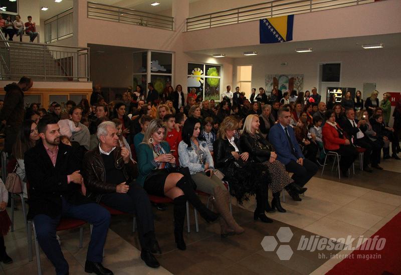 Mostarski osnovci čestitali Dan državnosti BiH