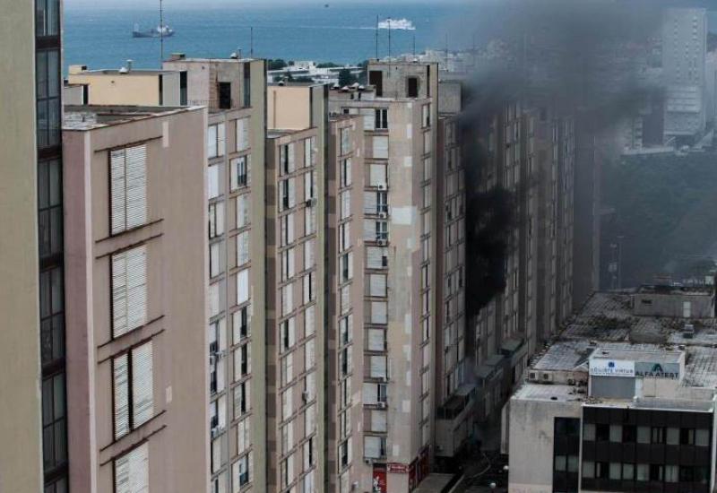 Požar u Splitu, nekoliko vatrogasaca ozlijeđeno