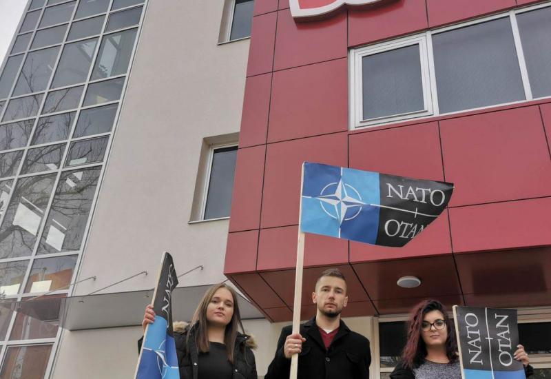 Begić postavio zastavu NATO-a ispred SNSD-a - Begić postavio zastavu NATO-a ispred SNSD-a
