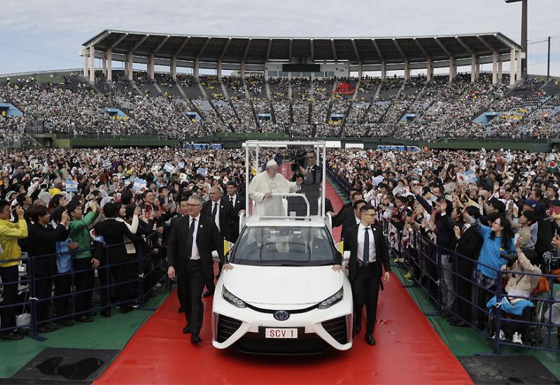 Papa Franjo u novom Papamobilu u Japanu