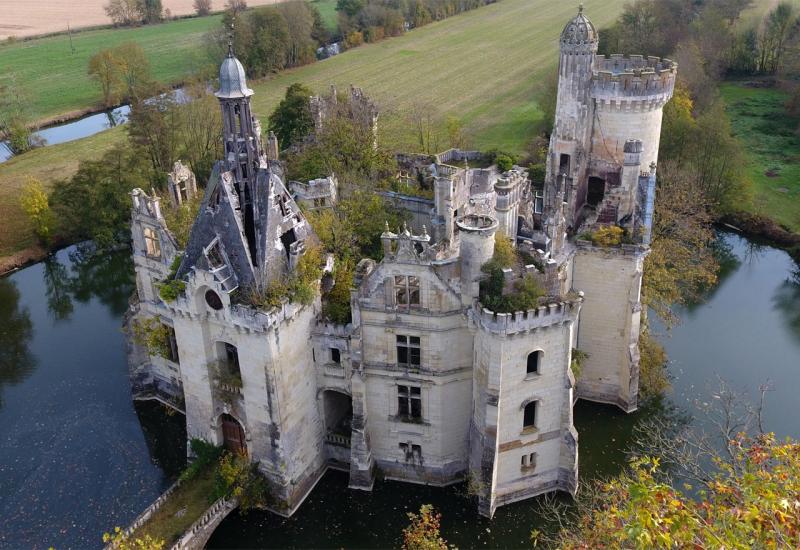 Francuzi prodaju 1.500 dvoraca