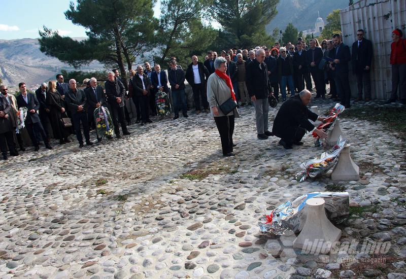 Položeno cvijeće na Partizanskom groblju - Položeno cvijeće na Partizanskom groblju