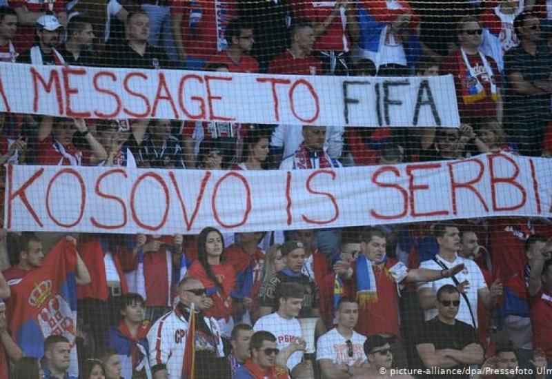Poruka srpskih navijača FIFA-i na prijateljskoj utakmici Španjolska-Srbija - 