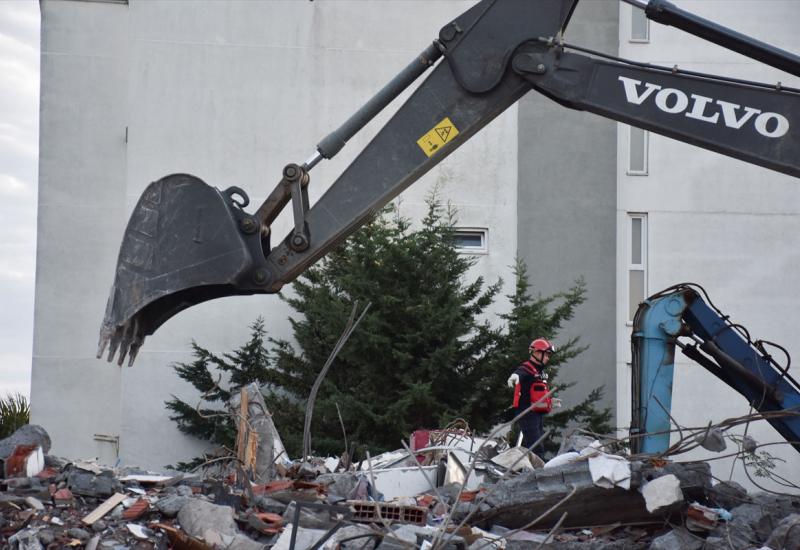 Uklanjanje ostataka zgrada srušenih u potresu u Draču - Albanija: Počelo uklanjanje ostataka zgrada srušenih u potresu u Draču