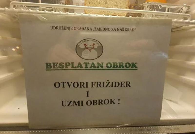 Hladnjak s besplatnim obrocima - Mostarci postavili hladnjak s besplatnim kuhanim obrocima