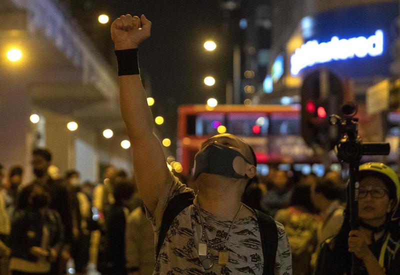 Policija suzavcem rastjerivala na tisuće prosvjednika u Hong Kongu