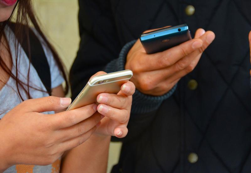 Droga novog doba: Mladi ovisni o telefonima