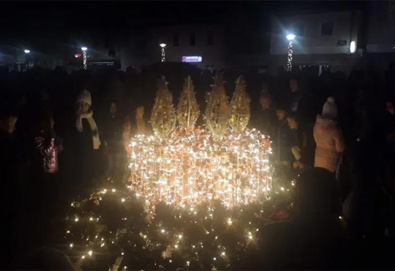 Livno: Upaljena prva adventska svijeća - Livno: Upaljena prva adventska svijeća