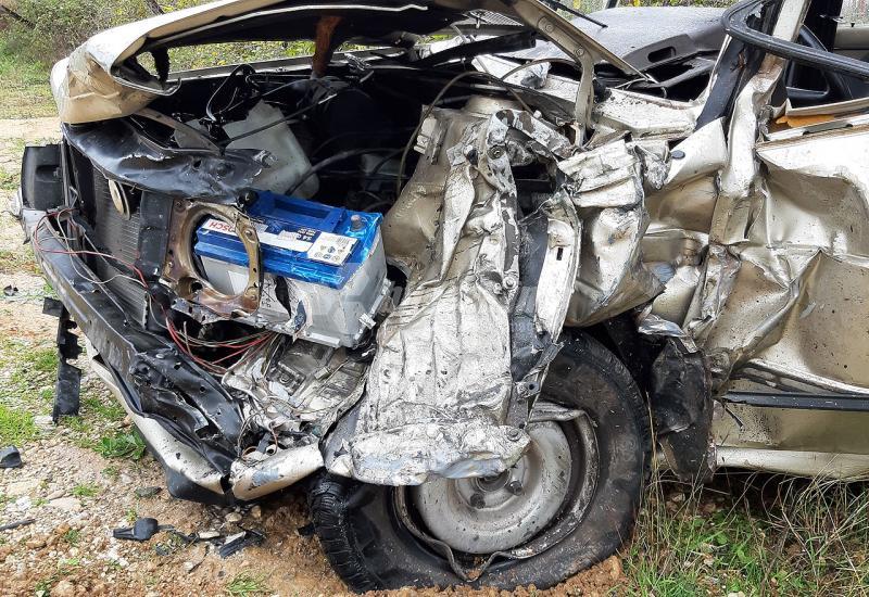 Teža prometna nesreća u Hodbini - Hodbina: Vozač Golfa ozlijeđen nakon sudara s tegljačom
