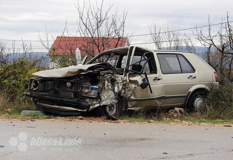 Teža prometna nesreći u Hodbini - Mostar - Stolac: Vozač Golfa ozlijeđen nakon sudara s tegljačom