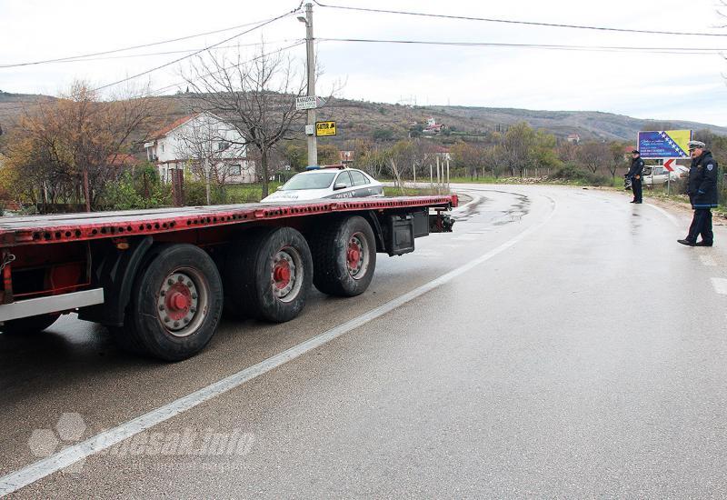 Teža prometna nesreći u Hodbini - Mostar - Stolac: Vozač Golfa ozlijeđen nakon sudara s tegljačom