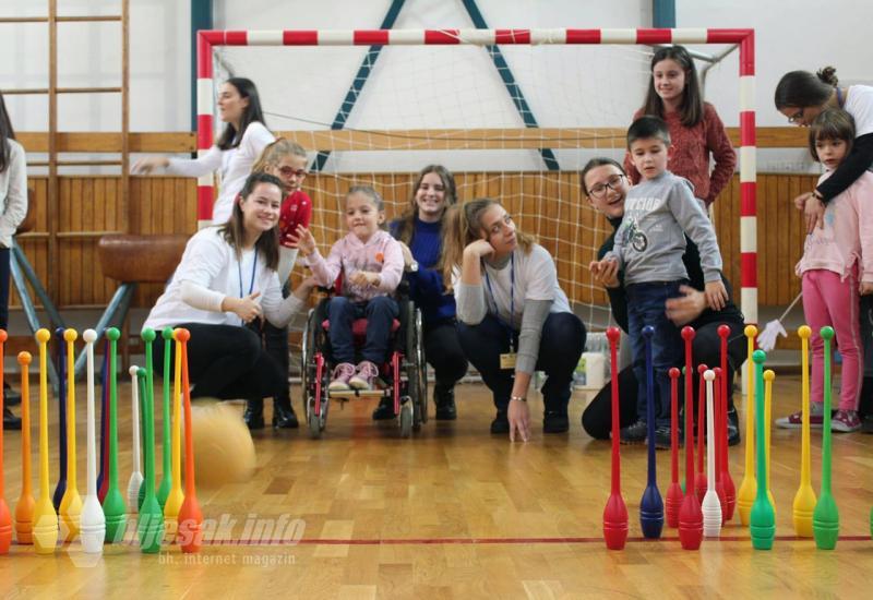 Dan osoba s invaliditetom u Mostaru - Mostarci se kroz radionice spoznali svakodnevnice osoba s invaliditetom