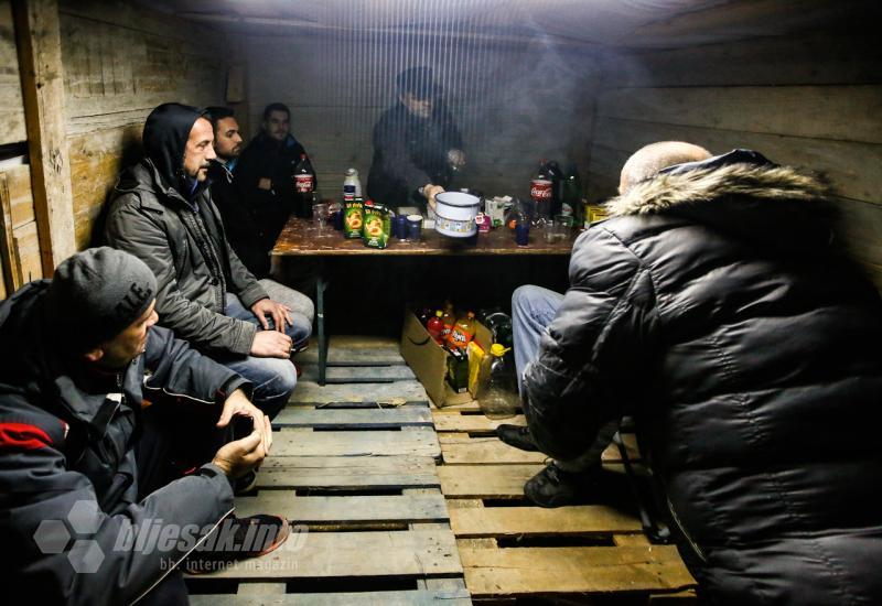 Među prosvjednicima koji su blokirali Regionalnu deponiju Uborak - Hladna noć je pred prosvjednicima u Uborku