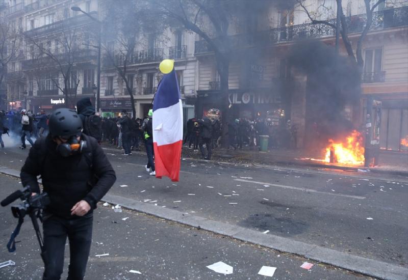Francuska: Prosvjednici palili sve pred sobom, policija koristila suzavac