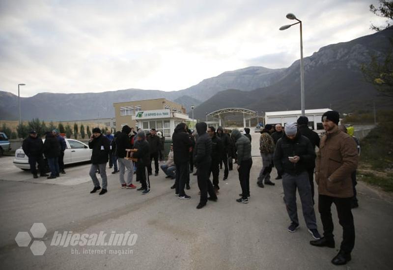 Prosvjednici - Interventna policija u Uborku: Hoće li kamioni ući na deponiju?