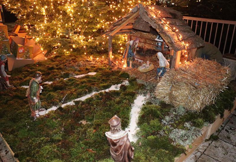 Božićne jaslice - Široki Brijeg: Postavljene božićne jaslice, sveti Nikola darovao djecu