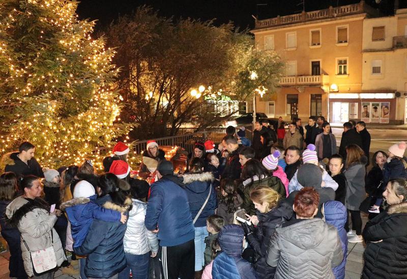 Božićna priča na Trgu širokobrijeških žrtava - Široki Brijeg: Postavljene božićne jaslice, sveti Nikola darovao djecu