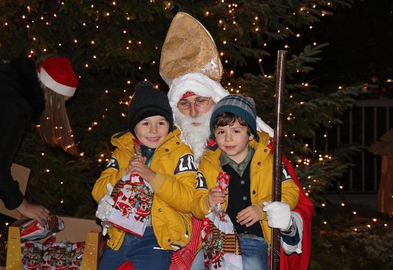 Široki Brijeg: Postavljene božićne jaslice, sveti Nikola darovao djecu