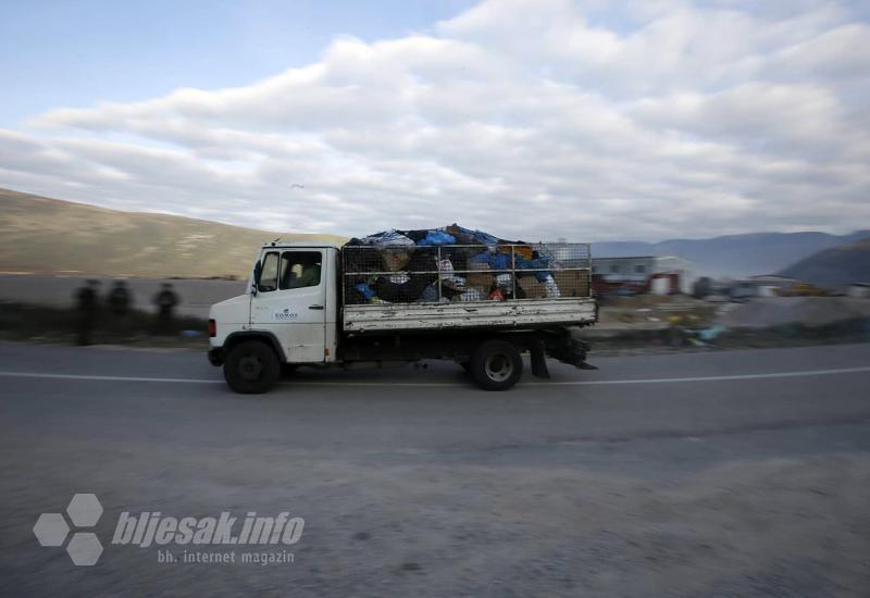 Kamioni sam smećem ispred deponije - Građani ispred deponije poručili: Ministrice Đapo, Vi ste na potezu