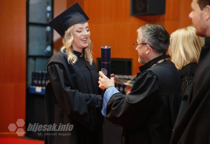 Uručene 452 diplome studentima Filozofskog fakulteta Sveučilišta u Mostaru - Promocija u Mostaru: Uručene 452 diplome