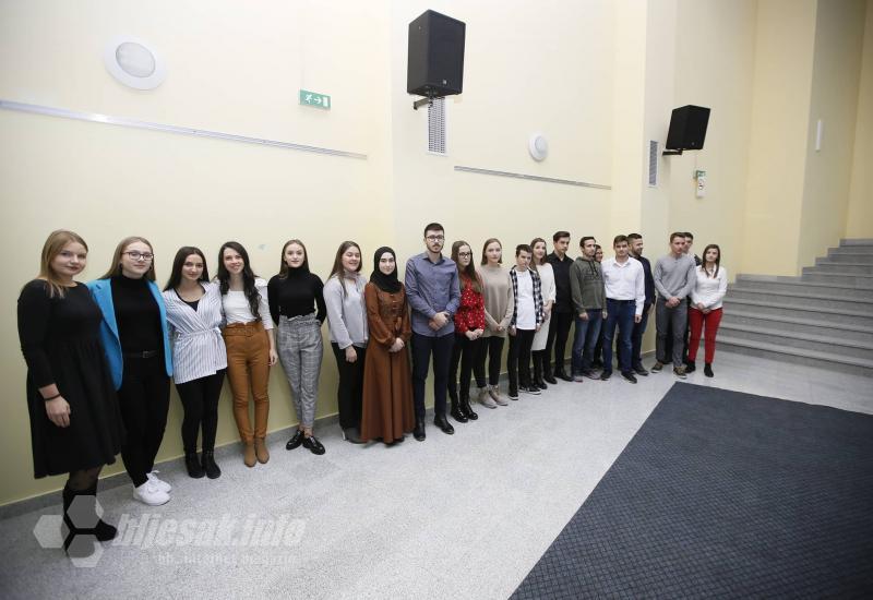 Diplome za najboljih 58 osnovnoškolaca i srednjoškolca - Mostar: Najbolji učenici u Federaciji primili svoje nagrade