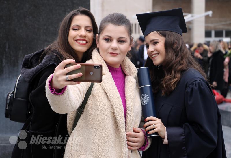 Uručene 452 diplome studentima Filozofskog fakulteta Sveučilišta u Mostaru - Promocija u Mostaru: Uručene 452 diplome