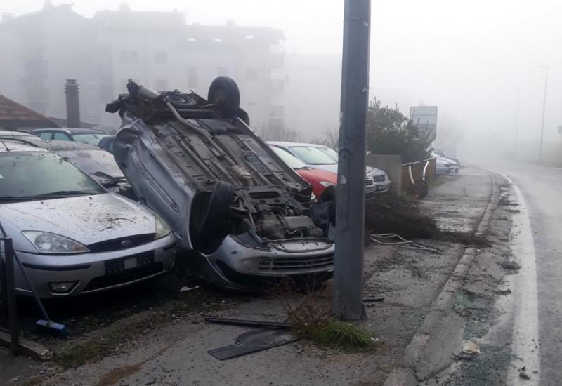 Mostar: Prevrnuo auto na krov i oštetio još četiri automobila
