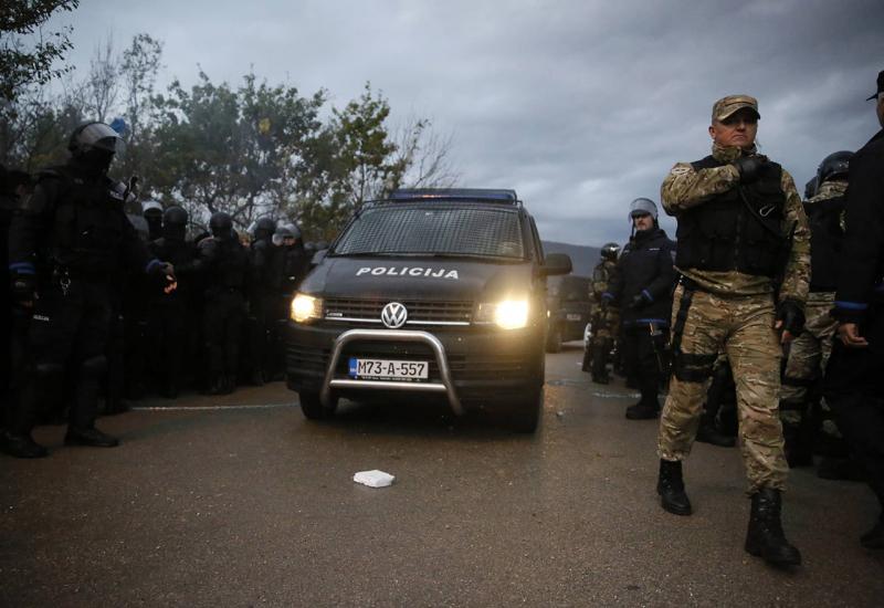 U deblokadi deponije sudjelovali i specijalni policajci MUP-a HNŽ-a - Drama u Mostaru: Smeće prolazi kroz kordon policije