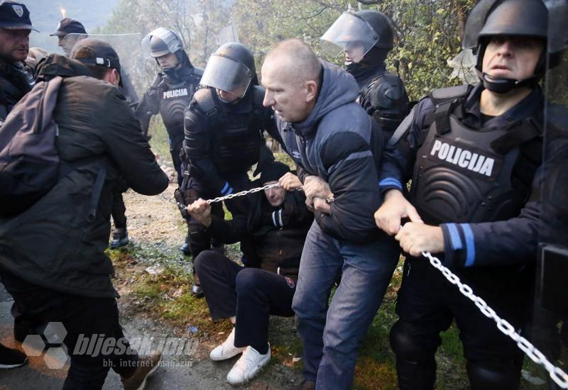 Neki su se prosvjednici držali lancima da ih policija ne ukloni - Drama u Mostaru: Smeće prolazi kroz kordon policije