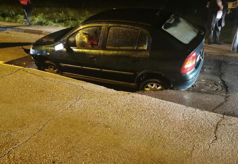Zagreb: Vozilo propalo u ogromnu rupu na prometnici, vozač ozlijeđen