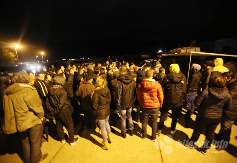 Prosvjednici ispred deponije - Građani opet pred deponijom: Policija osigurava ulaz