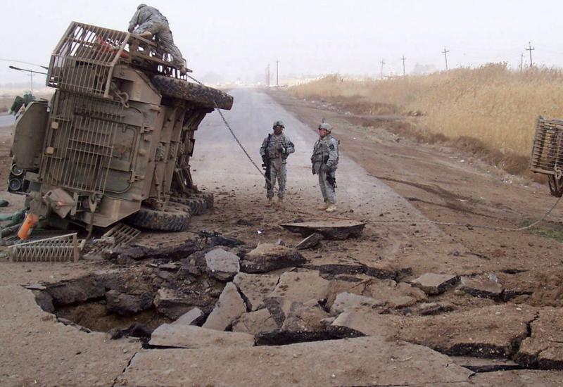 Američko vojno vozilo nakon eksplozije pored puta podmetnute bombe negdje u Afganistanu - Pentagon je privatno spominjao nedoumice glede rata u Afganistanu