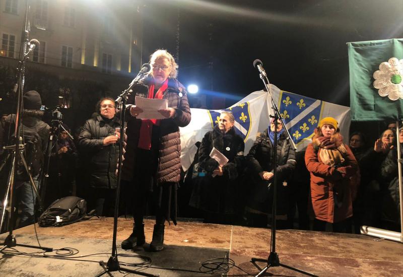 Stotine građana na prosvjedima u Stockholmu zbog nagrade Handkeu - Stotine građana na prosvjedima u Stockholmu zbog nagrade Handkeu