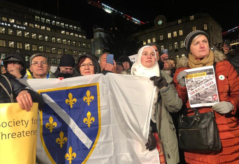 Stotine građana na prosvjedima u Stockholmu zbog nagrade Handkeu - Stotine građana na prosvjedima u Stockholmu zbog nagrade Handkeu