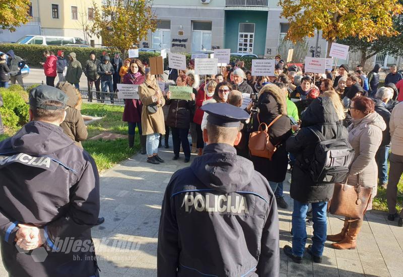 Policija između građana i vijećnice - Sastanak o deponiji: Građani pred Vijećnicom