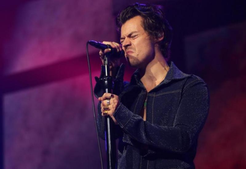 VIDEO | Harry Styles pogođen u lice tijekom nastupa u Beču, grčio se od boli