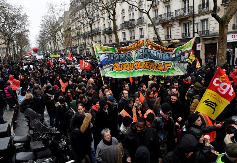 Tisuće ljudi i danas na ulicama Pariza