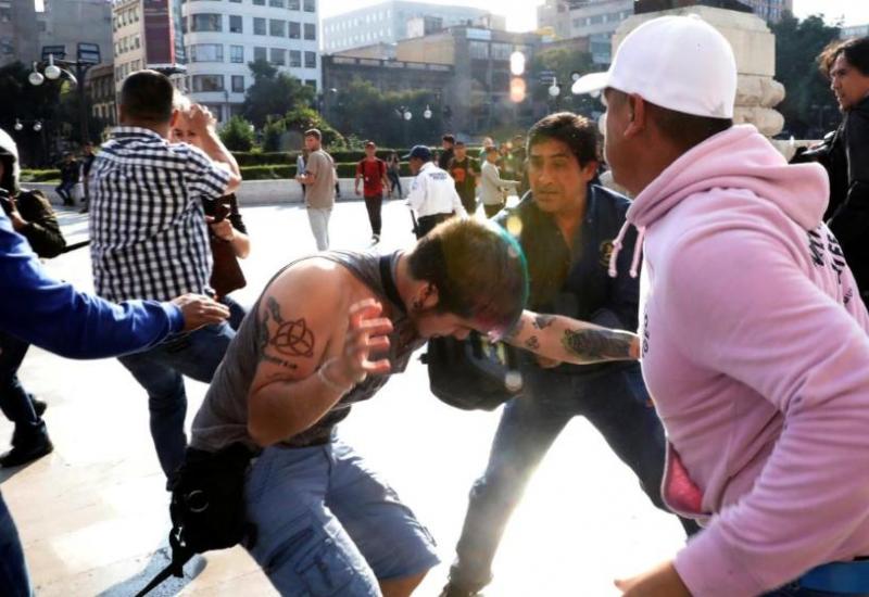 Meksiko: Seljaci tukli homoseksualce zbog sugestivne slike revolucionara