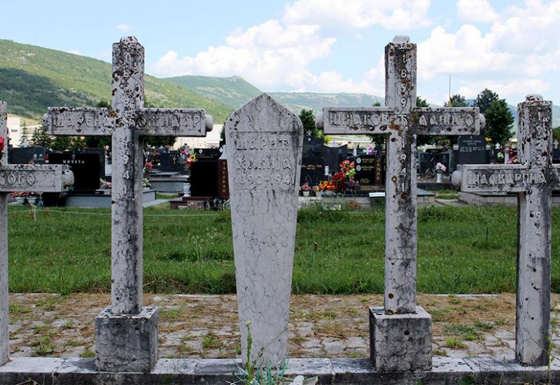 Nišan Hakije Šarića na pravoslavnom groblju - Ljubinje: Tri crkve ispod jedne i nišan na pravoslavnom groblju