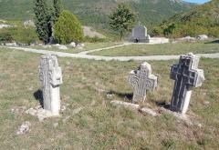 Ljubinje: Tri crkve ispod jedne i nišan na pravoslavnom groblju