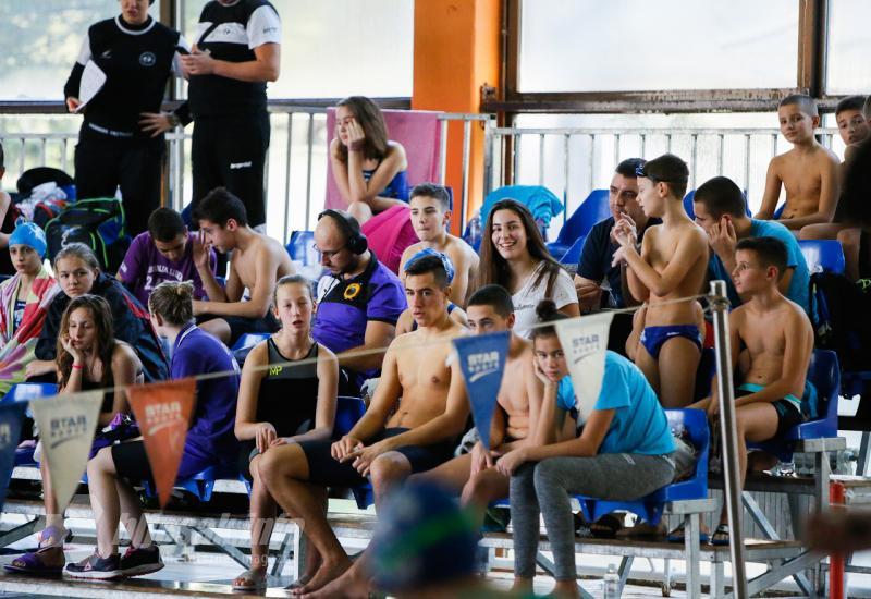Brojni plivači i plivačice u Mostaru  - Svečanim defileom plivača otvoren 8. Božićni kup