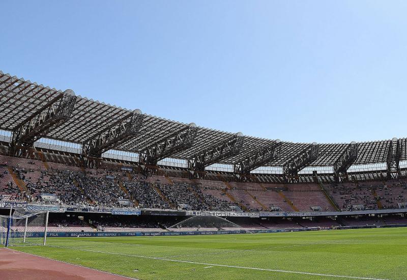 Zbog oštećenog krova pomaknut početak utakmice Napoli - Parma