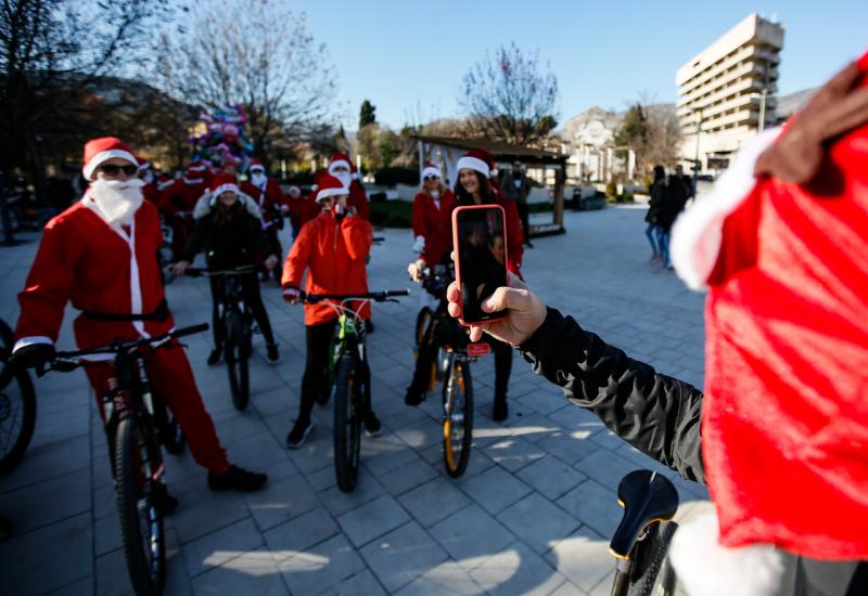 Mostar: Biciklijada Djedova Božićnjaka razveselila najmlađe