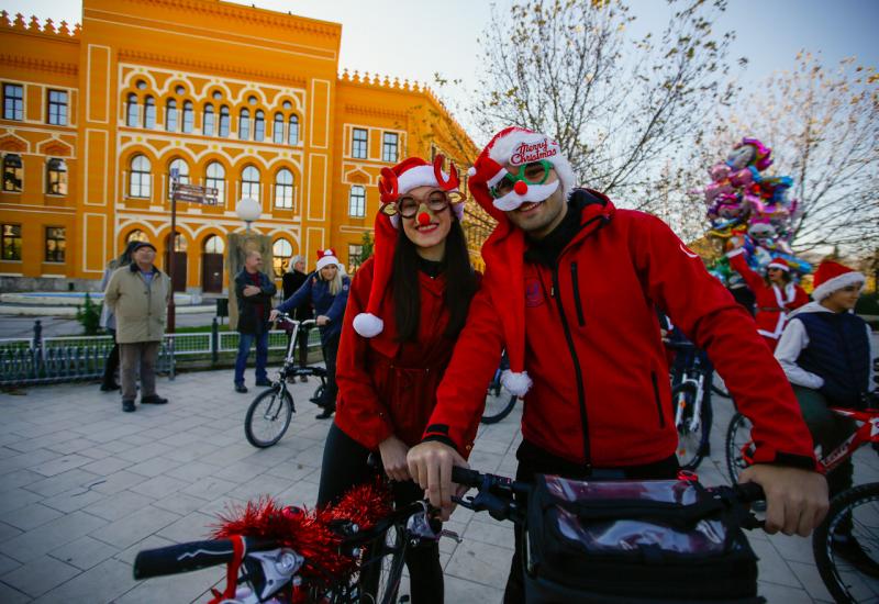 Održana biciklijada Djedova Božićnjaka - Mostar: Biciklijada Djedova Božićnjaka razveselila najmlađe