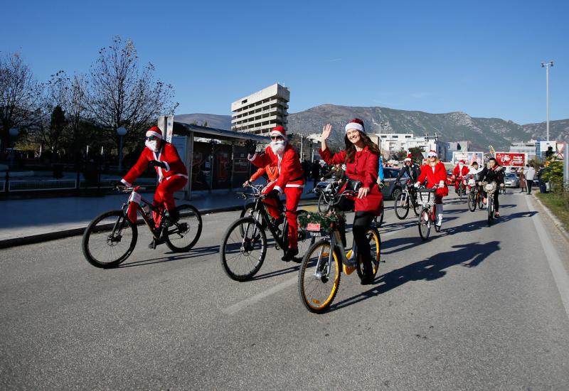 Održana biciklijada Djedova Božićnjaka - Mostar: Biciklijada Djedova Božićnjaka razveselila najmlađe